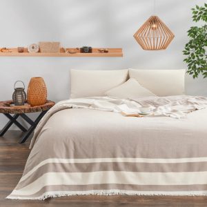 Özel dokuma tekniği ile üretilen bu pike, hafif yapısı sayesinde dört mevsim kullanıma uygundur. Minimal ve doğal tonlardaki tasarımıyla yatak odanıza modern bir dokunuş katar.