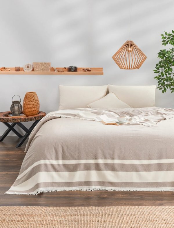 Özel dokuma tekniği ile üretilen bu pike, hafif yapısı sayesinde dört mevsim kullanıma uygundur. Minimal ve doğal tonlardaki tasarımıyla yatak odanıza modern bir dokunuş katar.