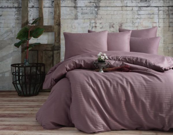 Yatak odanızda sadelik ve şıklığı buluşturan pamuk saten nevresim takımları modern çizgi tasarımı ile ferah bir görünüm elde eder. Minimalist dekorasyonlarda mükemmel uyum sağlayan bu takım, uzun ömürlü canlı baskısı ve kaliteli dikiş detaylarıyla her mevsim kullanıma uygundur.