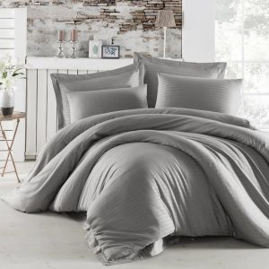 Yatak odanızda sadelik ve şıklığı buluşturan pamuk saten nevresim takımları modern çizgi tasarımı ile ferah bir görünüm elde eder. Minimalist dekorasyonlarda mükemmel uyum sağlayan bu takım, uzun ömürlü canlı baskısı ve kaliteli dikiş detaylarıyla her mevsim kullanıma uygundur.