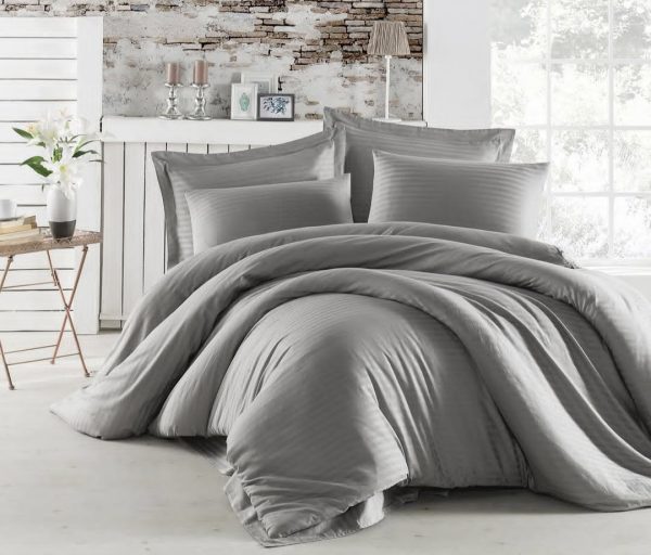 Yatak odanızda sadelik ve şıklığı buluşturan pamuk saten nevresim takımları modern çizgi tasarımı ile ferah bir görünüm elde eder. Minimalist dekorasyonlarda mükemmel uyum sağlayan bu takım, uzun ömürlü canlı baskısı ve kaliteli dikiş detaylarıyla her mevsim kullanıma uygundur.