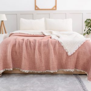 GKC Home 5 Katlı Müslin Yorgan, uyku deneyiminizi bambaşka bir seviyeye taşımak için tasarlanmış, %100 saf pamuktan üretilmiş, ultra konforlu ve nefes alabilen bir yorgan olup yumuşak dokusu ve doğal yapısı sayesinde hem yaz hem kış aylarında ideal kullanım sunar.