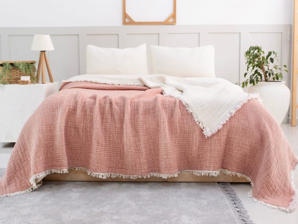 GKC Home 5 Katlı Müslin Yorgan, uyku deneyiminizi bambaşka bir seviyeye taşımak için tasarlanmış, %100 saf pamuktan üretilmiş, ultra konforlu ve nefes alabilen bir yorgan olup yumuşak dokusu ve doğal yapısı sayesinde hem yaz hem kış aylarında ideal kullanım sunar.