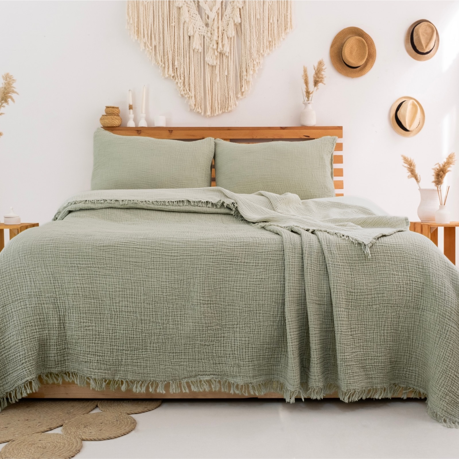 Evinizde doğal konforu hissetmek ister misiniz? GKC Home 4 Katlı Müslin Yatak Örtüsü, %100 pamuk yapısı ve özel 4 katlı müslin dokusuyla yatak odanıza doğallık, ferahlık ve şıklık katıyor!