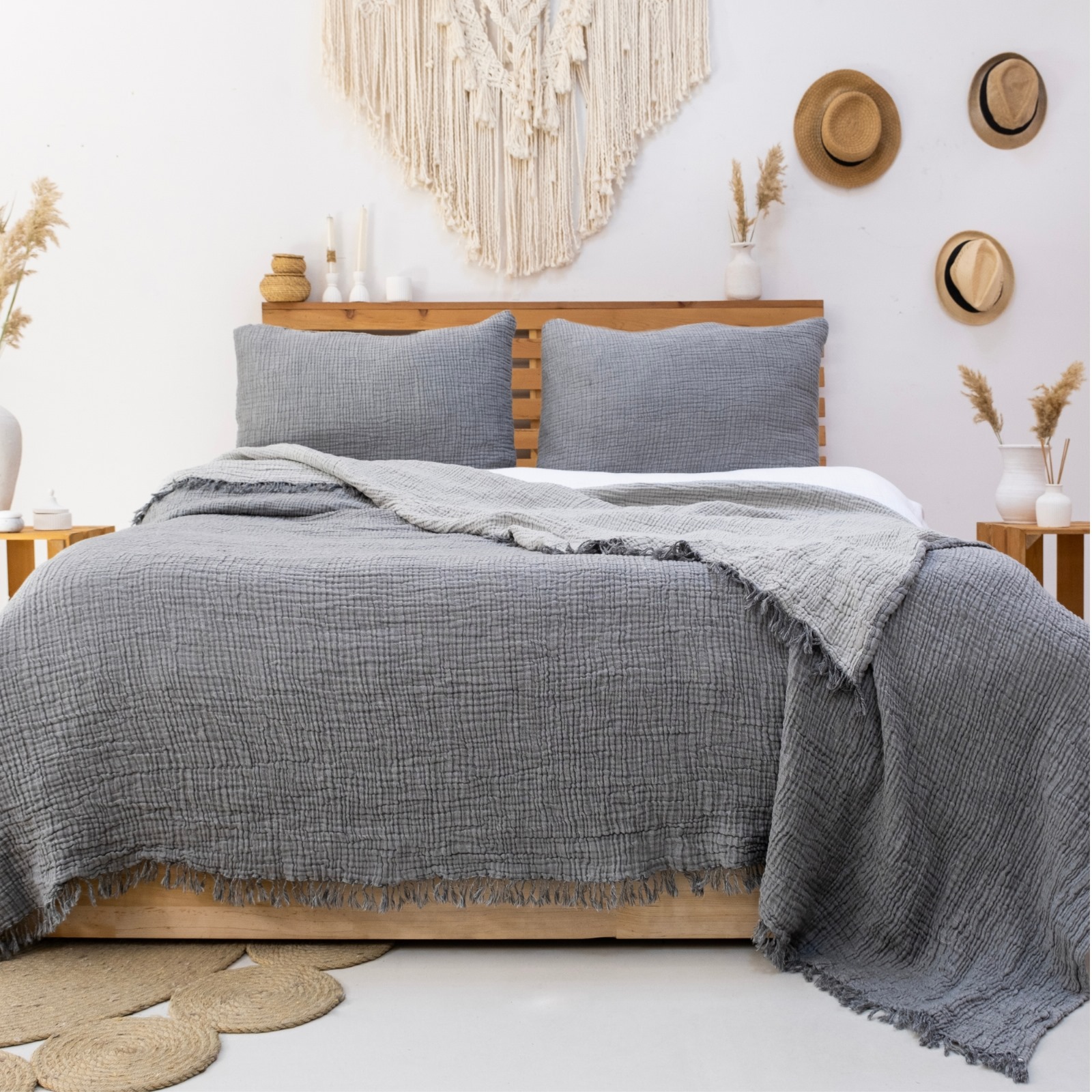 Evinizde doğal konforu hissetmek ister misiniz? GKC Home 4 Katlı Müslin Yatak Örtüsü, %100 pamuk yapısı ve özel 4 katlı müslin dokusuyla yatak odanıza doğallık, ferahlık ve şıklık katıyor!