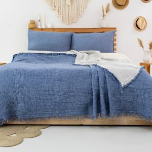 Evinizde doğal konforu hissetmek ister misiniz? GKC Home 4 Katlı Müslin Yatak Örtüsü, %100 pamuk yapısı ve özel 4 katlı müslin dokusuyla yatak odanıza doğallık, ferahlık ve şıklık katıyor!