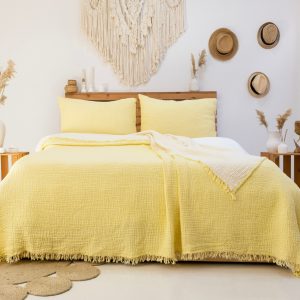 Evinizde doğal konforu hissetmek ister misiniz? GKC Home 4 Katlı Müslin Yatak Örtüsü, %100 pamuk yapısı ve özel 4 katlı müslin dokusuyla yatak odanıza doğallık, ferahlık ve şıklık katıyor!