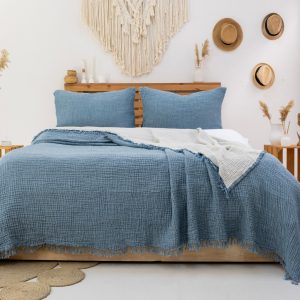 Evinizde doğal konforu hissetmek ister misiniz? GKC Home 4 Katlı Müslin Yatak Örtüsü, %100 pamuk yapısı ve özel 4 katlı müslin dokusuyla yatak odanıza doğallık, ferahlık ve şıklık katıyor!