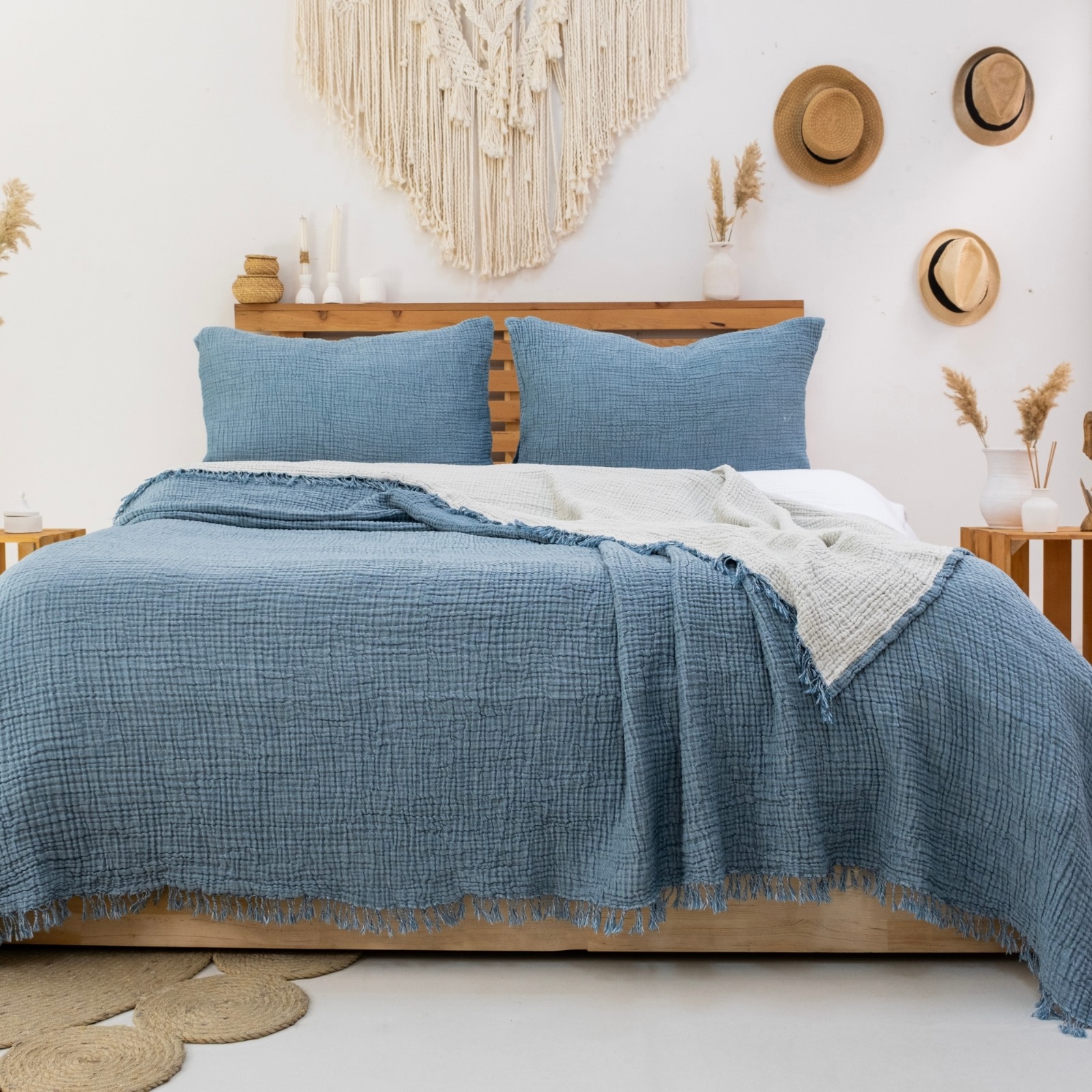 Evinizde doğal konforu hissetmek ister misiniz? GKC Home 4 Katlı Müslin Yatak Örtüsü, %100 pamuk yapısı ve özel 4 katlı müslin dokusuyla yatak odanıza doğallık, ferahlık ve şıklık katıyor!