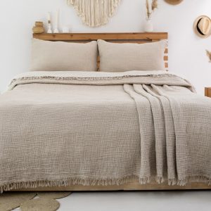 Evinizde doğal konforu hissetmek ister misiniz? GKC Home 4 Katlı Müslin Yatak Örtüsü, %100 pamuk yapısı ve özel 4 katlı müslin dokusuyla yatak odanıza doğallık, ferahlık ve şıklık katıyor!
