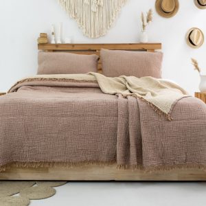 Evinizde doğal konforu hissetmek ister misiniz? GKC Home 4 Katlı Müslin Yatak Örtüsü, %100 pamuk yapısı ve özel 4 katlı müslin dokusuyla yatak odanıza doğallık, ferahlık ve şıklık katıyor!