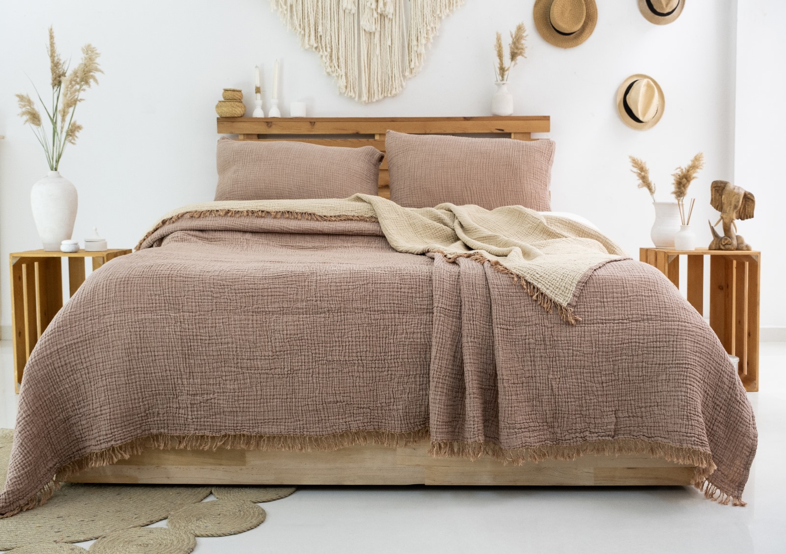 Evinizde doğal konforu hissetmek ister misiniz? GKC Home 4 Katlı Müslin Yatak Örtüsü, %100 pamuk yapısı ve özel 4 katlı müslin dokusuyla yatak odanıza doğallık, ferahlık ve şıklık katıyor!