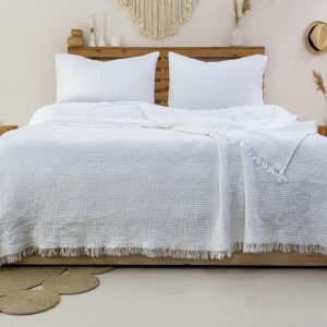Evinizde doğal konforu hissetmek ister misiniz? GKC Home 4 Katlı Müslin Yatak Örtüsü, %100 pamuk yapısı ve özel 4 katlı müslin dokusuyla yatak odanıza doğallık, ferahlık ve şıklık katıyor!