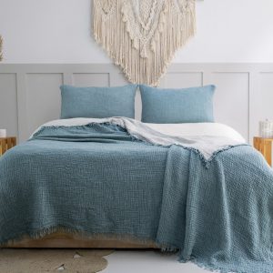 Evinizde doğal konforu hissetmek ister misiniz? GKC Home 4 Katlı Müslin Yatak Örtüsü, %100 pamuk yapısı ve özel 4 katlı müslin dokusuyla yatak odanıza doğallık, ferahlık ve şıklık katıyor!