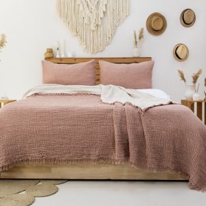 Evinizde doğal konforu hissetmek ister misiniz? GKC Home 4 Katlı Müslin Yatak Örtüsü, %100 pamuk yapısı ve özel 4 katlı müslin dokusuyla yatak odanıza doğallık, ferahlık ve şıklık katıyor!