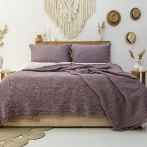 Evinizde doğal konforu hissetmek ister misiniz? GKC Home 4 Katlı Müslin Yatak Örtüsü, %100 pamuk yapısı ve özel 4 katlı müslin dokusuyla yatak odanıza doğallık, ferahlık ve şıklık katıyor!