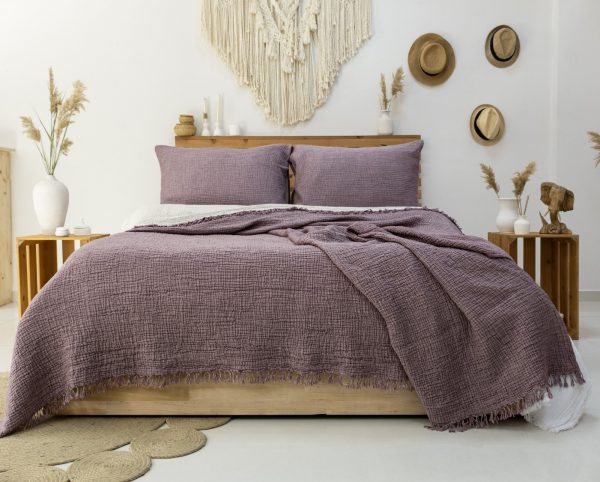 Evinizde doğal konforu hissetmek ister misiniz? GKC Home 4 Katlı Müslin Yatak Örtüsü, %100 pamuk yapısı ve özel 4 katlı müslin dokusuyla yatak odanıza doğallık, ferahlık ve şıklık katıyor!