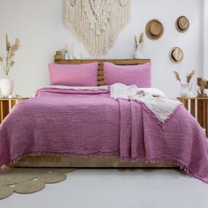Evinizde doğal konforu hissetmek ister misiniz? GKC Home 4 Katlı Müslin Yatak Örtüsü, %100 pamuk yapısı ve özel 4 katlı müslin dokusuyla yatak odanıza doğallık, ferahlık ve şıklık katıyor!