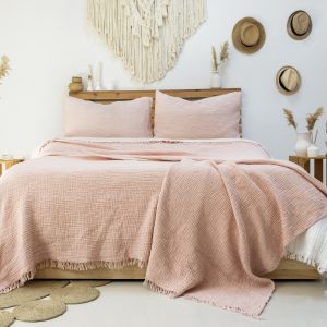 Evinizde doğal konforu hissetmek ister misiniz? GKC Home 4 Katlı Müslin Yatak Örtüsü, %100 pamuk yapısı ve özel 4 katlı müslin dokusuyla yatak odanıza doğallık, ferahlık ve şıklık katıyor!