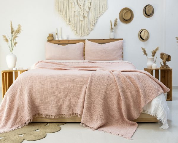 Evinizde doğal konforu hissetmek ister misiniz? GKC Home 4 Katlı Müslin Yatak Örtüsü, %100 pamuk yapısı ve özel 4 katlı müslin dokusuyla yatak odanıza doğallık, ferahlık ve şıklık katıyor!