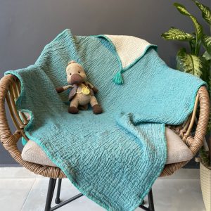 Fonksiyonel ve estetik bir tasarım sunan çift renkli müslin bebek örtüsü; sağlıklı, konforlu ve güvenli bir ürün arayan ebeveynler için en ideal seçenektir.