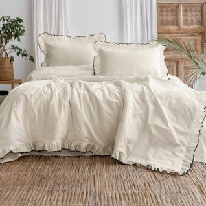 GKC Home imzası taşıyan bu özel nevresim seti, yatak odanıza hem zarif hem de sıcak bir hava katmak için tasarlandı. 200x220 cm ölçülerindeki çift kişilik nevresim, geniş yataklarda kusursuz bir uyum sağlar.