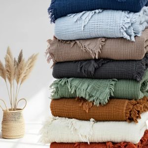 Doğal dokularla şık görünümlü 4 tarafı saçaklı, 4 katlı %100 pamuk müslin pike & yatak örtüsü, Buldan dokumasının zamansız kalitesini yatak odalarına taşır.